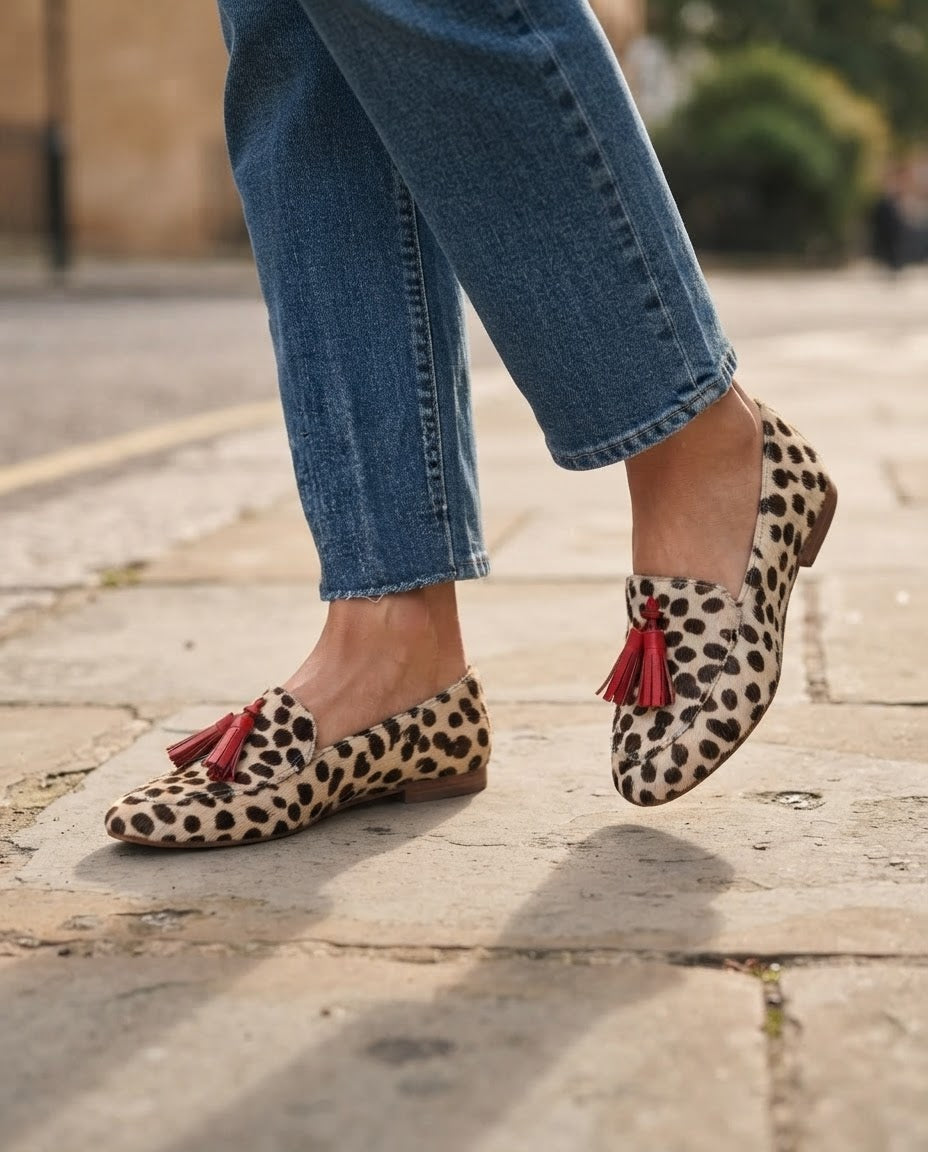 Aurore | Mocassin à pois crème, pampilles rouges