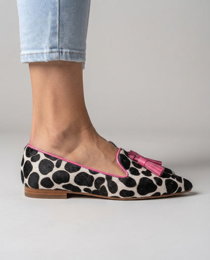 Geneviève | Mocassin vache noir et blanc, pampilles roses