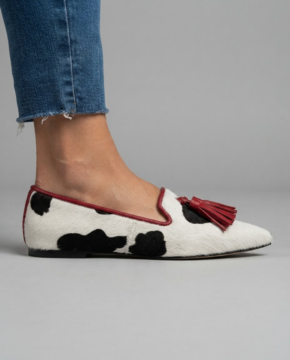 Geneviève | Mocassin vache noir et blanc, pampilles rouges