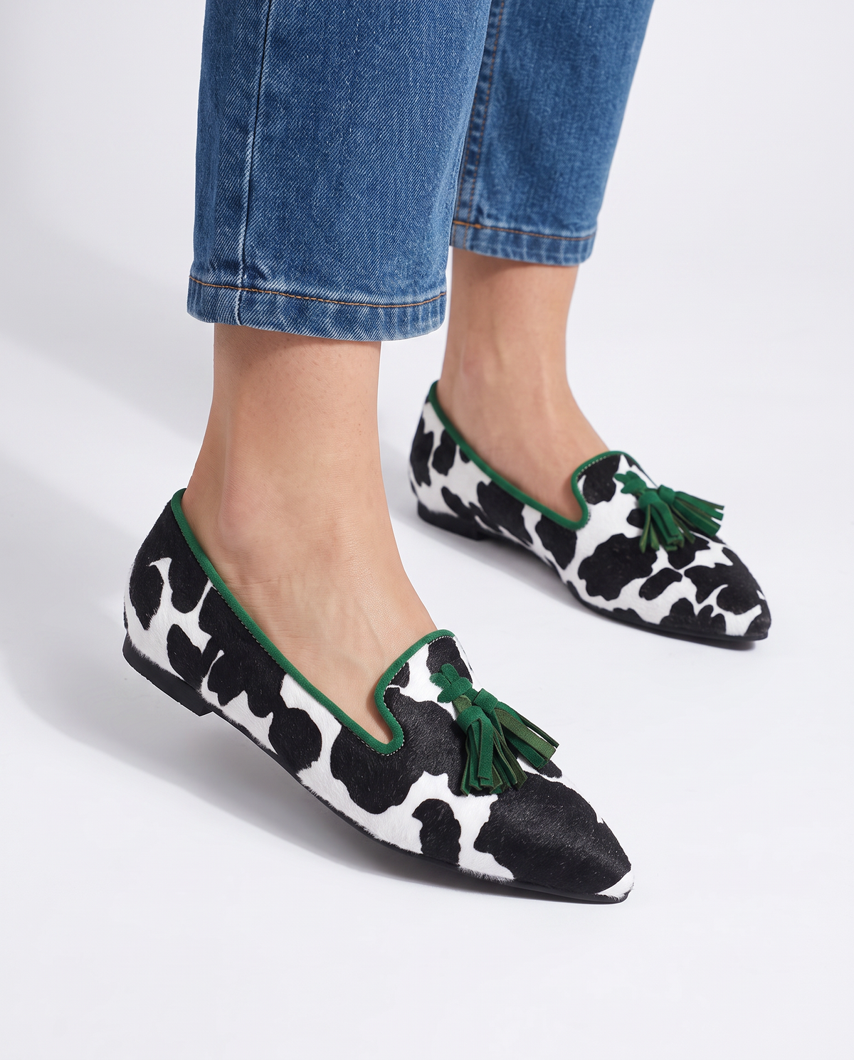 Geneviève | Mocassin vache noir et blanc, pampilles vertes