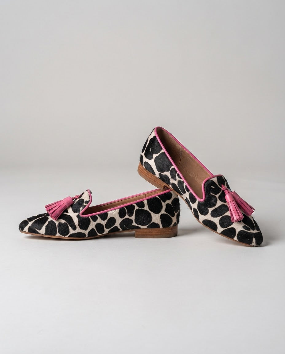 Geneviève | Mocassin vache noir et blanc, pampilles roses