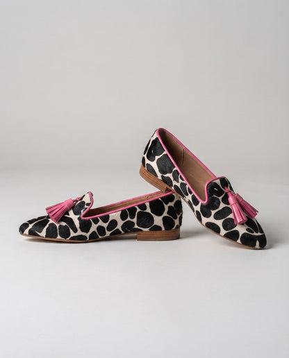 Geneviève | Mocassin vache noir et blanc, pampilles roses