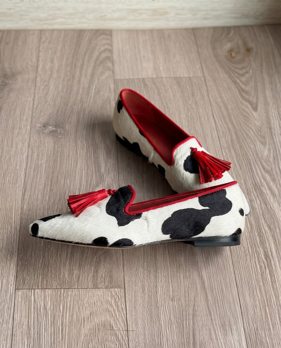 Geneviève | Mocassin vache noir et blanc, pampilles rouges